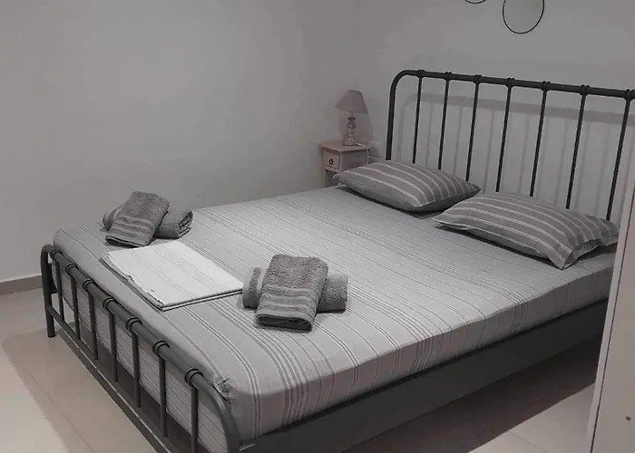 White And Grey Tinos Apartamento