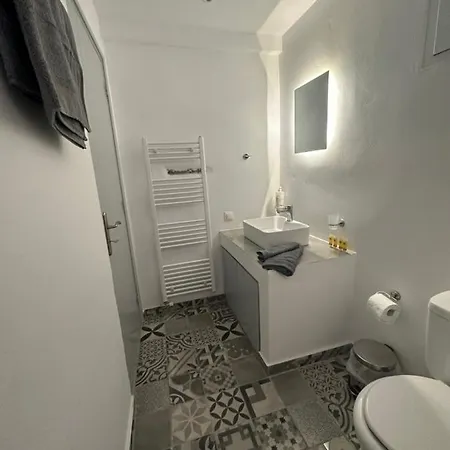 White And Grey Tinos Apartment