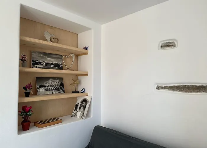 Apartment White And Grey Tinos Stení